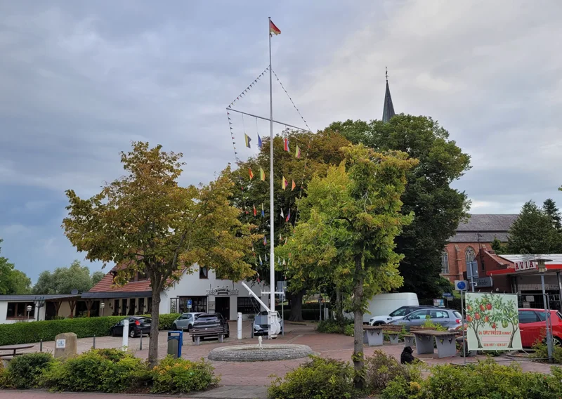 Kirchplatz in Burhave, Gemeinde Butjadingen – Ortsfoto für die Umzugsseite von Herzig Dienstleistungen