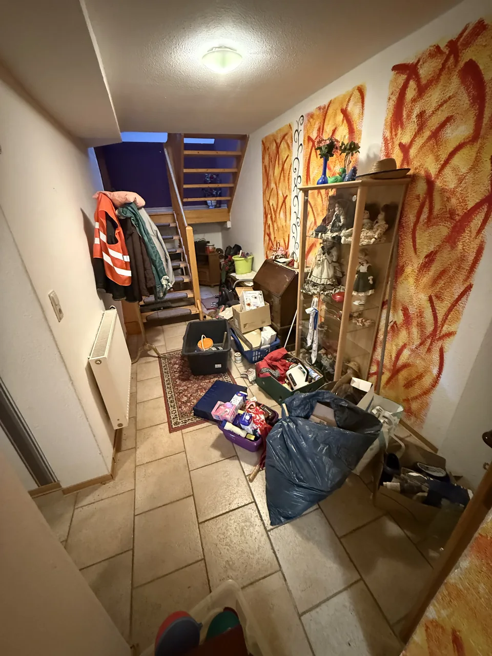 Herzig Dienstleistungen: Gegenstände im gefliesten Flur vor der Räumung.