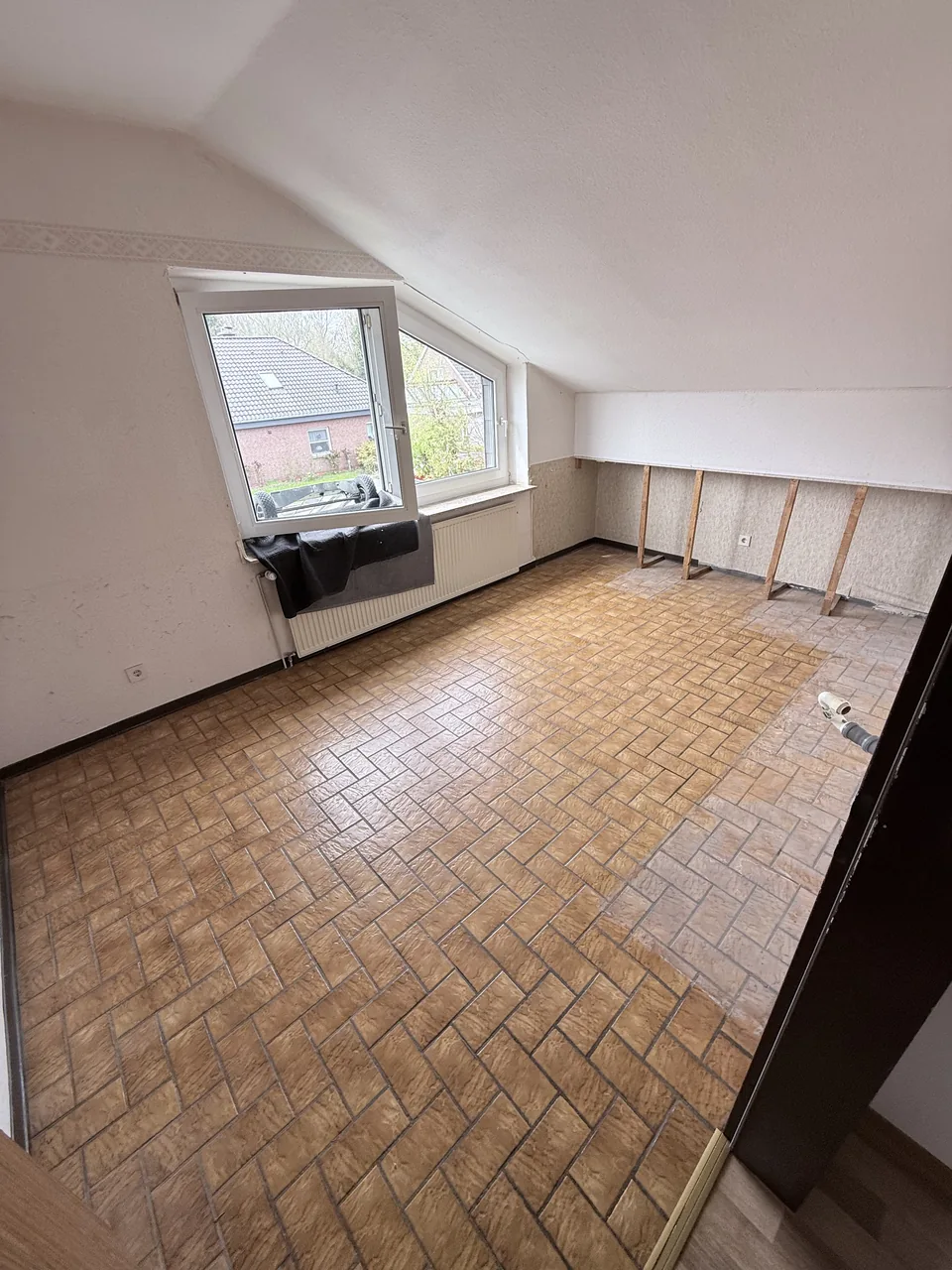 Herzig Dienstleistungen: Derselbe Küchenraum nach der Räumung mit freier Bodenfläche.
