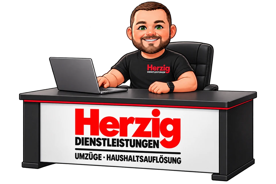 Herzig-Maskottchen am Schreibtisch mit Laptop – Illustration zur Vorbereitung Ihres Umzugsangebots.