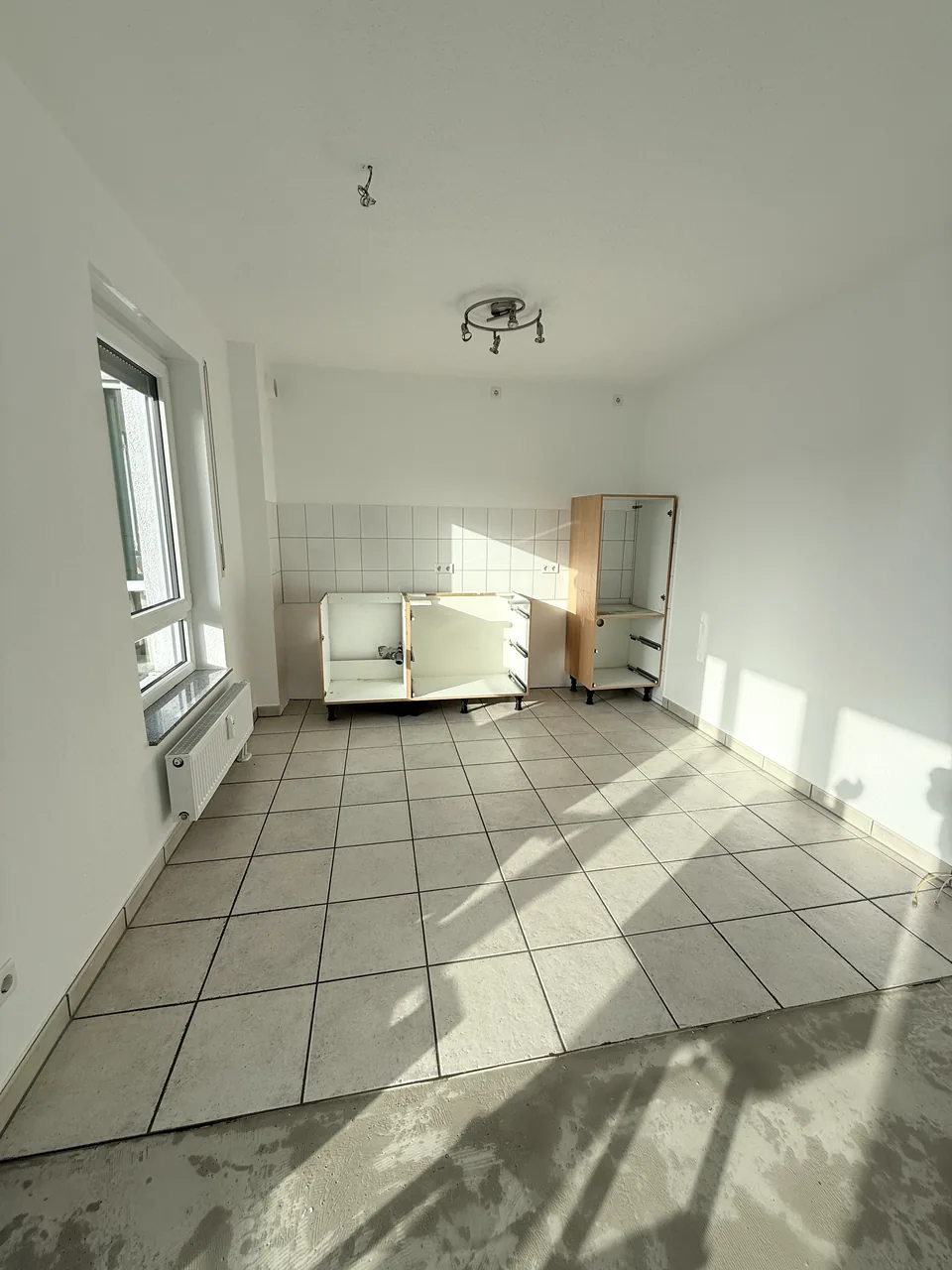 Herzig Dienstleistungen: Unterschränke und Hochschrank während der Küchenmontage.