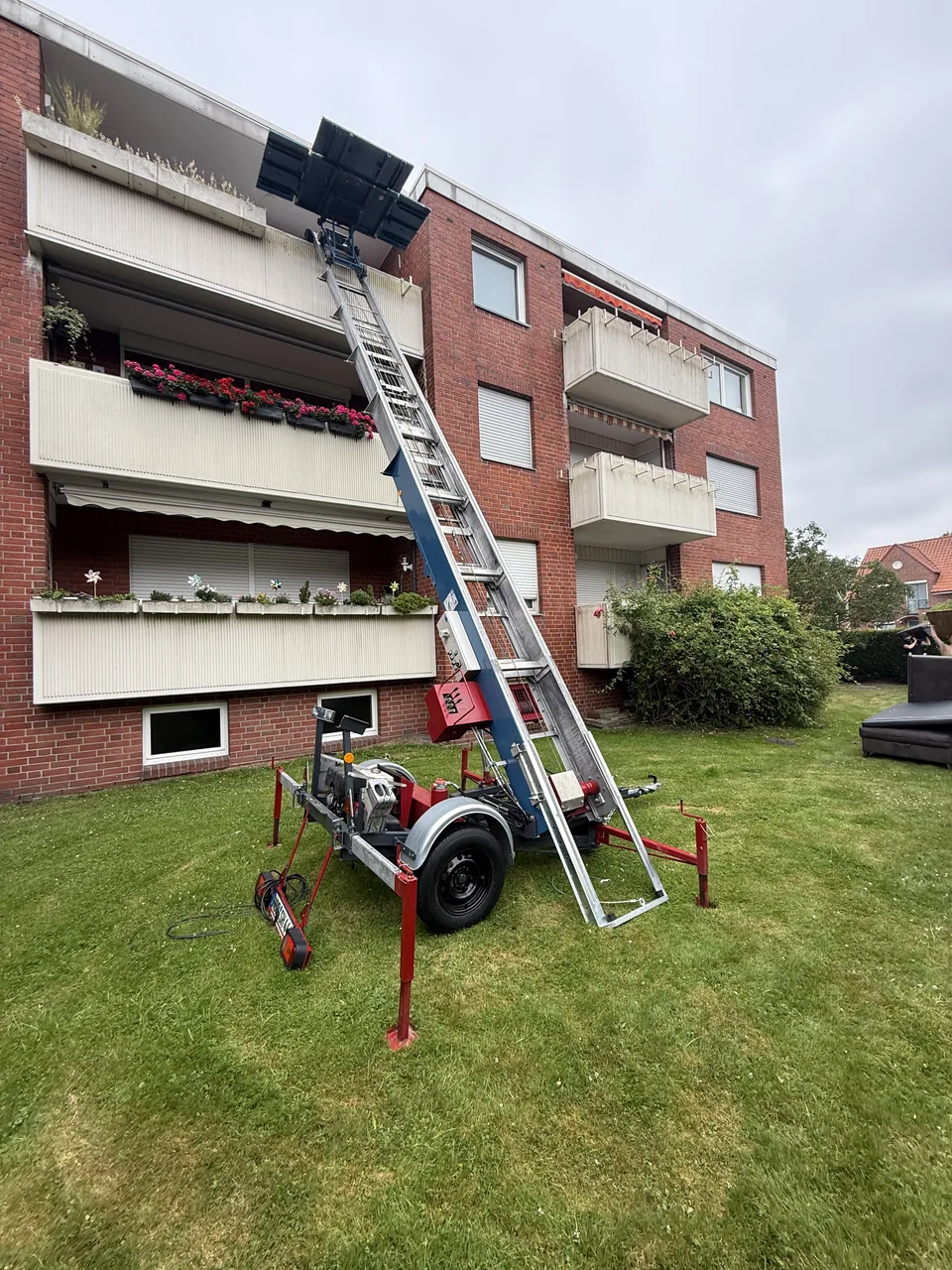 Herzig Dienstleistungen: Ein Außenlift reicht vom Stellplatz bis zum Balkon eines Mehrfamilienhauses.