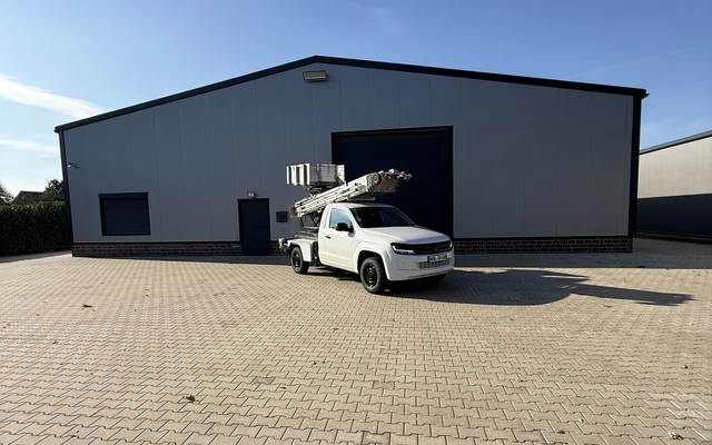 Lagerhalle von Herzig Dienstleistungen am Dobben 3 in Wiesmoor mit Möbellift
