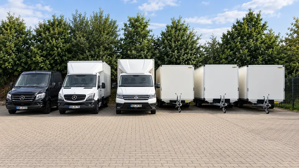 Originalfoto: Transporter und Anhänger von Herzig Dienstleistungen auf dem Hof in Wiesmoor