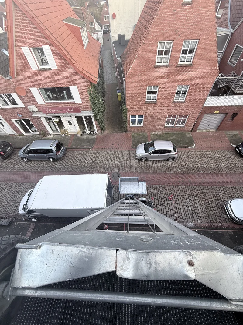 Blick von oben entlang der Möbelliftschiene auf die Plattform und den Umzugswagen