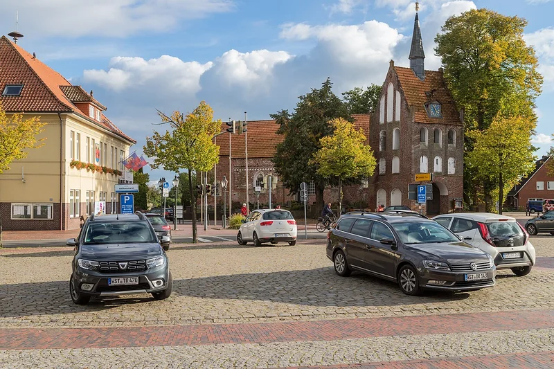 Rathausmarkt und St.-Nikolai-Kirche in Apen – Ortsfoto für die Umzugsseite von Herzig Dienstleistungen