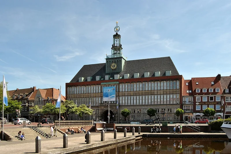 Rathaus am Ratsdelft in Emden – Ortsfoto für die Umzugsseite von Herzig Dienstleistungen