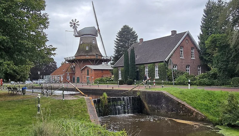 Mühle am Kanal in Westgroßefehn in Großefehn – Ortsfoto für die Umzugsseite von Herzig Dienstleistungen