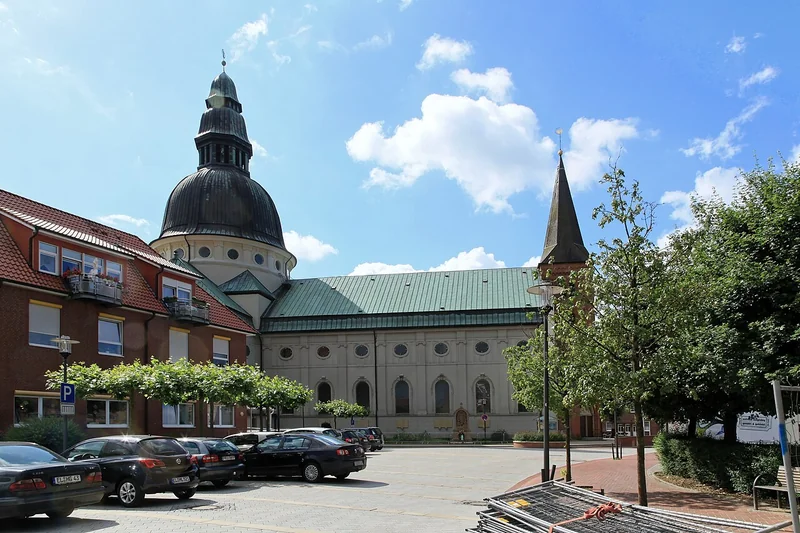 St.-Martinus-Kirche und Martinusplatz in Haren (Ems) – Ortsfoto für die Umzugsseite von Herzig Dienstleistungen