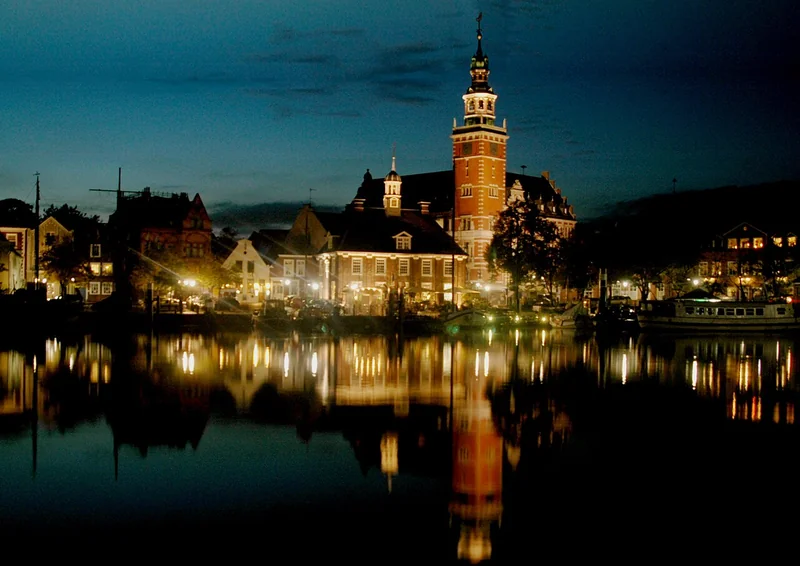 Historisches Rathaus am Hafen in Leer – Ortsfoto für die Umzugsseite von Herzig Dienstleistungen