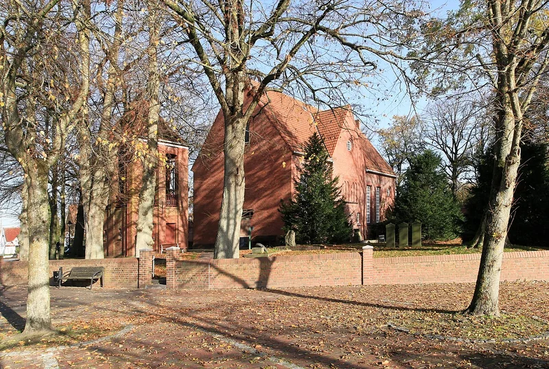 Kirche und Glockenturm in Oldersum in Moormerland – Ortsfoto für die Umzugsseite von Herzig Dienstleistungen
