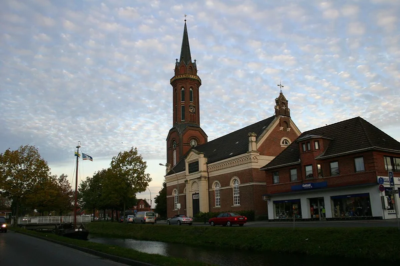 Hoffnungskirche am Kanal in Westrhauderfehn in Rhauderfehn – Ortsfoto für die Umzugsseite von Herzig Dienstleistungen