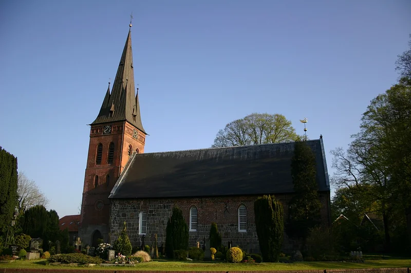 St.-Martins-Kirche in Remels in Uplengen – Ortsfoto für die Umzugsseite von Herzig Dienstleistungen